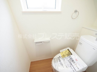 【トイレ】 | 奈良市五条西２丁目の新築一戸建 全２区画 | 現地写真（１号地１階トイレ）温水洗浄便座を標準装備！