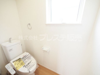 【トイレ】 | 奈良市五条西２丁目の新築一戸建 全２区画 | 現地写真（１号地２階トイレ）温水洗浄便座を標準装備！