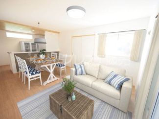 【居間・リビング】 | 奈良市五条西２丁目の新築一戸建 全２区画 | 現地写真（１号地リビング）南向きですので、陽あたり良好です♪