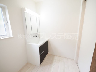 【洗面所】 | 奈良市五条西２丁目の新築一戸建 全２区画 | 現地写真（２号地洗面）シャワー付き洗面化粧台