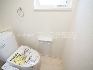 【トイレ】 | 奈良市五条西２丁目の新築一戸建 全２区画 | 現地写真（２号地１階トイレ）温水洗浄便座を標準装備！