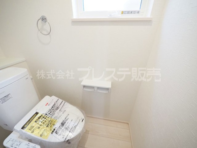 【トイレ】 | 奈良市五条西２丁目の新築一戸建 全２区画 | 現地写真（２号地１階トイレ）温水洗浄便座を標準装備！