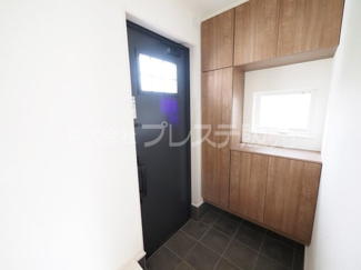 【玄関】 | 奈良市五条西２丁目の新築一戸建 全２区画 | 現地写真（２号地玄関）電子ロック＆ディンプルキーを標準装備！