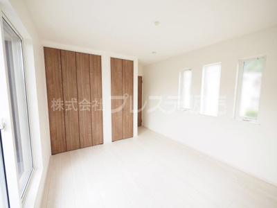 【洋室】 | 奈良市五条西２丁目の新築一戸建 全２区画 | 現地写真（２号地２階洋室）全室南向きですので、陽あたり良好です♪