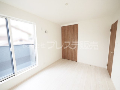 【洋室】 | 奈良市五条西２丁目の新築一戸建 全２区画 | 現地写真（２号地２階洋室）全室南向きですので、陽あたり良好です♪