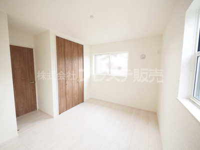 【洋室】 | 奈良市五条西２丁目の新築一戸建 全２区画 | 現地写真（２号地２階洋室）全室南向きですので、陽あたり良好です♪