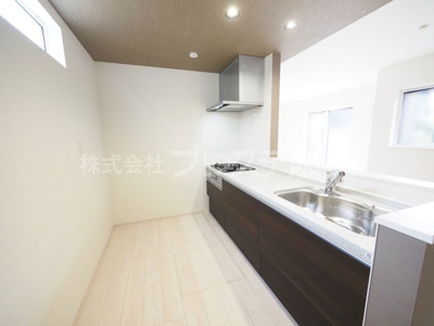 【キッチン】 | 奈良市五条西２丁目の新築一戸建 全２区画 | 現地写真（２号地キッチン）人気の対面キッチン♪