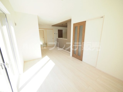 【居間・リビング】 | 奈良市五条西２丁目の新築一戸建 全２区画 | 現地写真（２号地リビング）南向きですので、陽あたり良好です♪