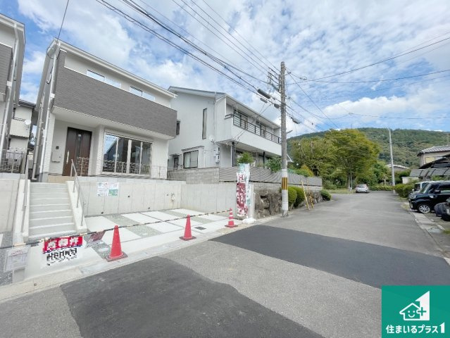 京都市伏見区醍醐古道町　第1期　新築一戸建ての前面道路含む現地写真|周辺は閑静な住宅街！前面道路広々で車の出し入れも便利です。駐車が苦手な方でも安心して車庫入れできます！