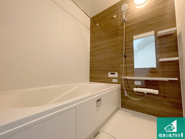京都市伏見区醍醐古道町　第1期　新築一戸建ての浴室|足をゆったり伸ばして寛げる浴槽です。窓が設けられていますので差し込む光が明るく穏やかな雰囲気にしてくれます♪浴室乾燥機も設置しているので、雨の日の洗濯物も安心です♪