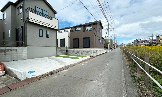 裾野市平松508番　新築戸建　全１棟　１号棟の前面道路含む現地写真