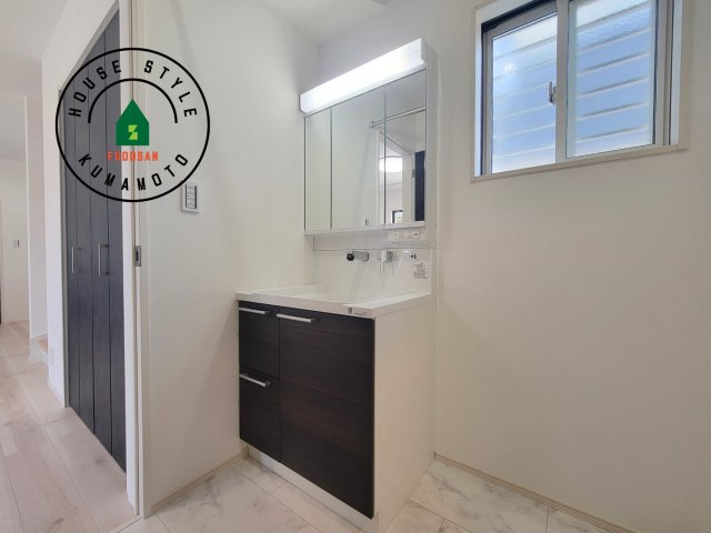 宇土市境目町第1-5棟（2号棟）の独立洗面台|毎日使うものだから清潔な空間を保ちたい水回り。洗面にはそんな願いを解消させてくれる収納アイデアが満載です。三面鏡の裏側にはキャビネットが現れ小物から背の高い物まで収納できます。