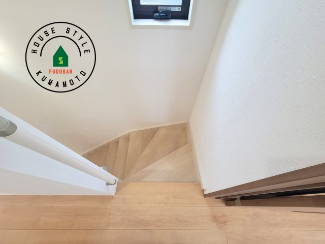 宇土市境目町第1-5棟（2号棟）の内装|＜手すり付階段＞手すりがないと階段の昇り降りで危険なことはもちろん、壁に手をつきながら歩くことで壁紙が汚れやすくなります。すべての方に快適に昇り降りしていただくため、手すりを設置しました。