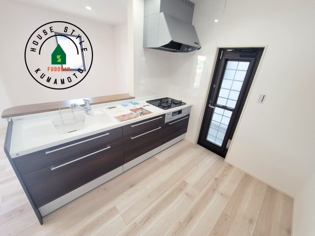 宇土市境目町第1-5棟（2号棟）のキッチン|ダイニングテーブルへの配膳がラクラク、お料理はかどるカウンター付きシステムキッチン！