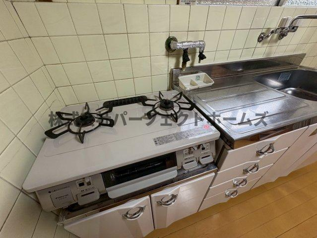 清水町戸建　賃貸のキッチン|コンパクトなキッチンで掃除もラクラク