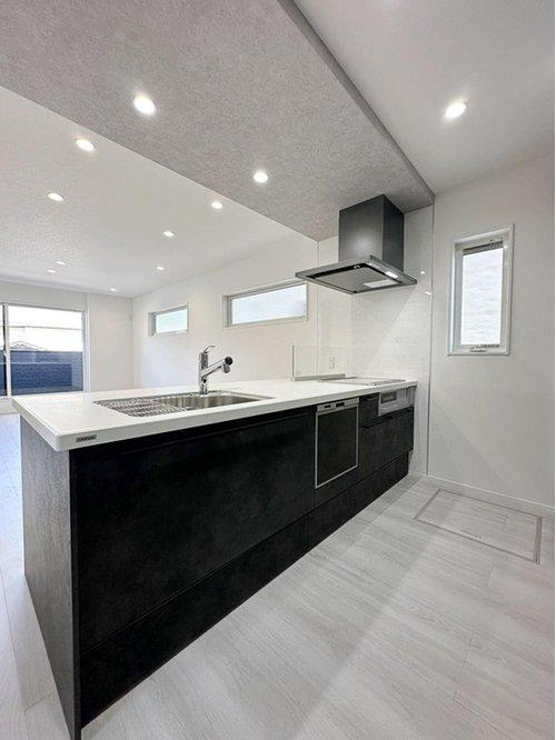 安芸区船越2丁目 北号棟のキッチン|人造大理石天板使用のシステムキッチン☆
人造大理石天板は水垢が付きにくく汚れが落ちやすいのでお手入れも楽ちんです♪