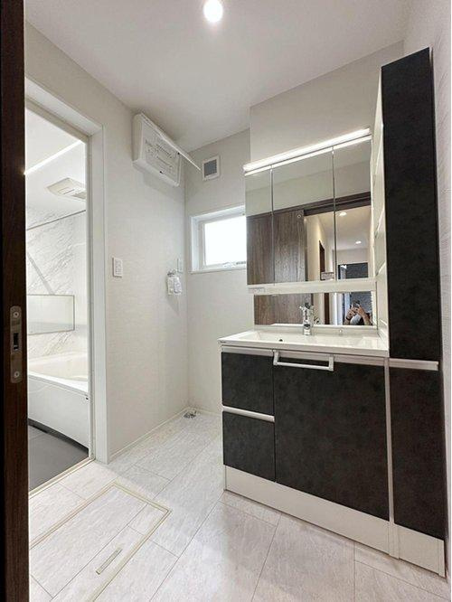 安芸区船越2丁目 北号棟の洗面所|シャワー付き洗面化粧台☆
洗面台にシャワー機能が付いたもので、シャンプーなども行える多機能洗面台です。また、顔や手を洗うためだけではなく、シャワー付き洗面台を使えば手洗い洗濯などでも利用できます♪