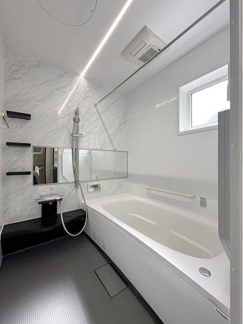 安芸区船越2丁目 北号棟の浴室|浴室乾燥機機能付き1坪タイプのユニットバス☆
ユニットバスは、気密性にも優れています。そのため、冬場でもお湯が冷めにくく、暖かい空間を維持することができます。