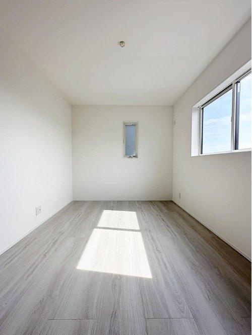 安芸区船越2丁目 北号棟の寝室|5.9帖の洋室☆
2面採光の為とても明るいです♪