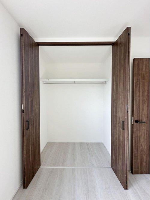 安芸区船越2丁目 北号棟の収納|クローゼット☆
広々としたスペースがあるので春夏秋冬、季節ごとのお洋服全てをまとめてしまっておけるので、季節の変わり目に入れ替えを行う、衣替えが不要になります。