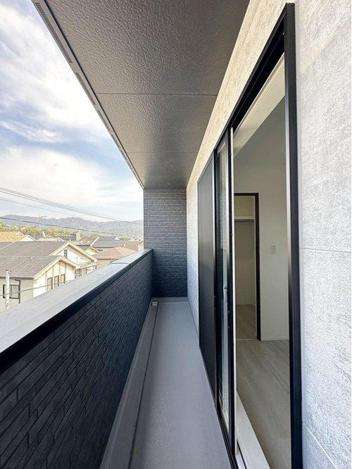 安芸区船越2丁目 北号棟のバルコニー|2面バルコニー☆
横幅も広いので洗濯物もたくさん干すことが可能です♪