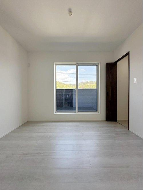 安芸区船越2丁目 北号棟の子供部屋|5.1帖の洋室☆
北東側に掃き出し窓もあり、明るいです♪