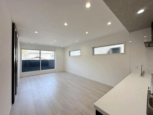 安芸区船越2丁目 北号棟の居間・リビング|17.3帖の明るいリビング☆
北東側に掃き出し窓もあり、2面採光のため開放的でとても明るいです♪