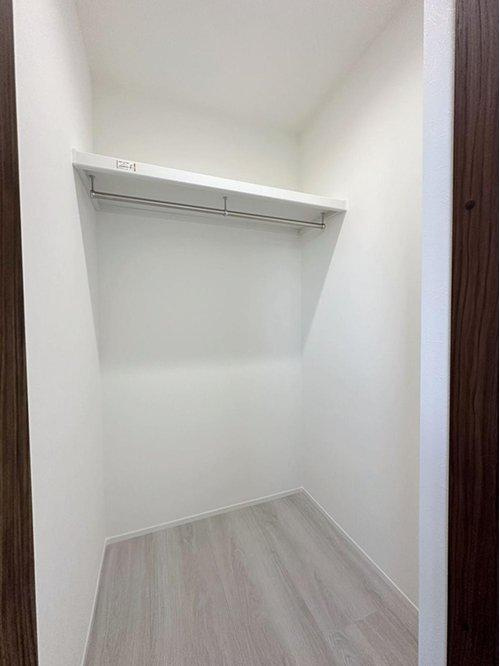 安芸区船越2丁目 北号棟の収納|ウォークインクローゼット☆
広々としたスペースがあるので春夏秋冬、季節ごとのお洋服全てをまとめてしまっておけるので、季節の変わり目に入れ替えを行う、衣替えが不要になります。