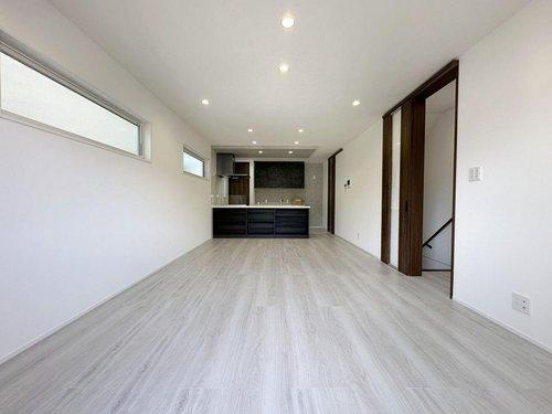 安芸区船越2丁目 北号棟の居間・リビング|17.3帖の明るいリビング☆
北東側に掃き出し窓もあり、2面採光のため開放的でとても明るいです♪