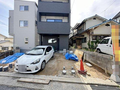 安芸区船越2丁目 北号棟の前面道路含む現地写真|カースペー2台駐車可能☆
屋根が付いているので、大切な車も雨や埃などから防ぐことが可能です♪