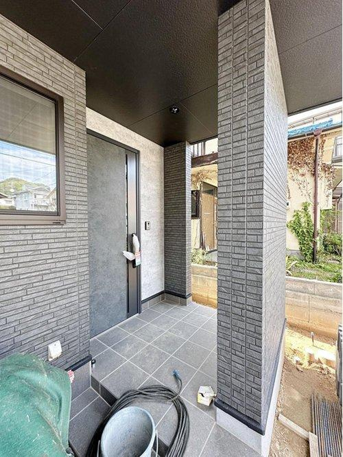 安芸区船越2丁目 北号棟の玄関|玄関ポーチには屋根も付いており、雨が降っても濡れる心配はありません♪