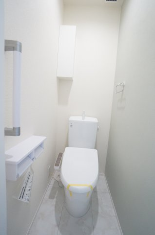 リーブルガーデン常滑市新浜町3丁目第3　1号棟のトイレ|1階2階にトイレがあり、お掃除しやすい機能や工夫が満載。スッキリコンパクトなシャワートイレで温水洗浄便座で冬は暖かく快適です