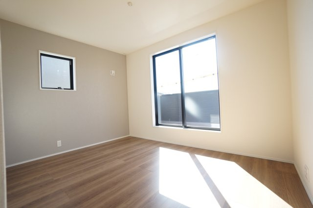 リーブルガーデン常滑市新浜町3丁目第3　1号棟の洋室|2階6.75帖洋室は大型ウォークインクローゼットがある主寝室。