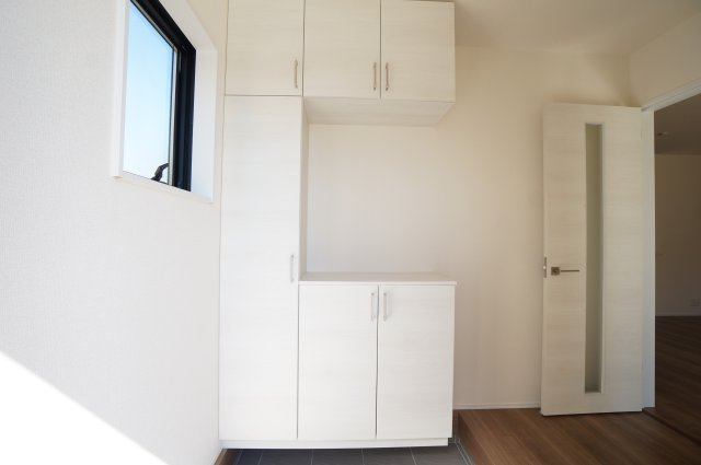 リーブルガーデン常滑市新浜町3丁目第3　1号棟の玄関|玄関のシューズボックス。