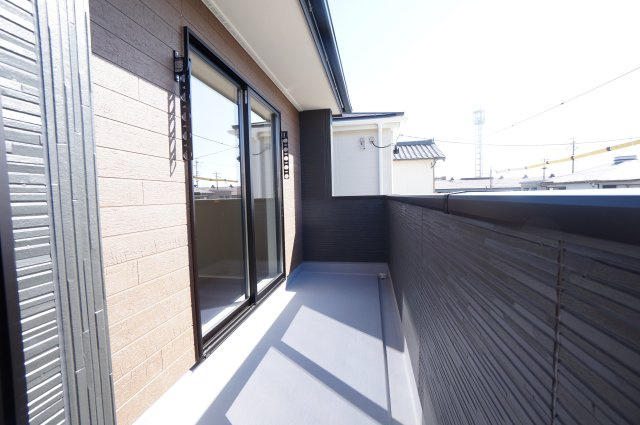 リーブルガーデン常滑市新浜町3丁目第3　1号棟のバルコニー|陽当たり良好なワイドバルコニー