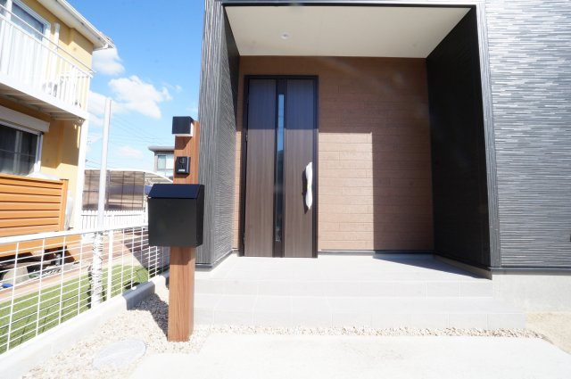 リーブルガーデン常滑市新浜町3丁目第3　1号棟の玄関|サムターンセキュリティー付き玄関ドアとポスト