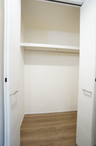 リーブルガーデン常滑市新浜町3丁目第3　1号棟の収納|キッチン横にあるクローゼットは日用品のストック場所として嬉しいスペース