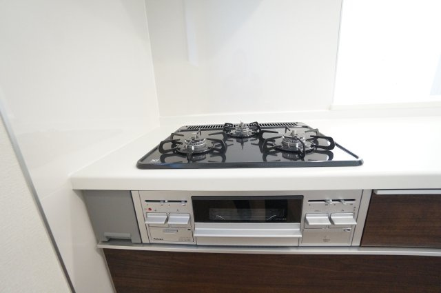 リーブルガーデン常滑市新浜町3丁目第3　1号棟の設備|３口ガスコンロ！！水なし片面焼きグリル！熱感知機能付で安心。お手入れも楽々！！