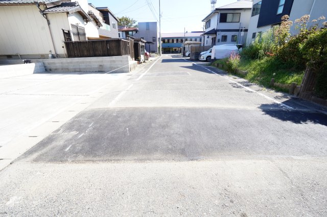 リーブルガーデン常滑市新浜町3丁目第3　1号棟の前面道路含む現地写真|●○前面道路○●