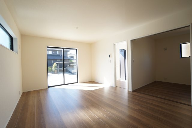 リーブルガーデン常滑市新浜町3丁目第3　1号棟の居間・リビング|17.75帖LDKと3.75帖洋室がつながる1階は開放的な空間です。