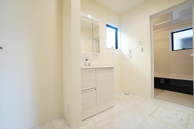 リーブルガーデン常滑市新浜町3丁目第3　1号棟の独立洗面台|シャワー付き洗面化粧台は、伸ばせる水栓で洗面台でのシャンプーや洗い物に便利な仕様。