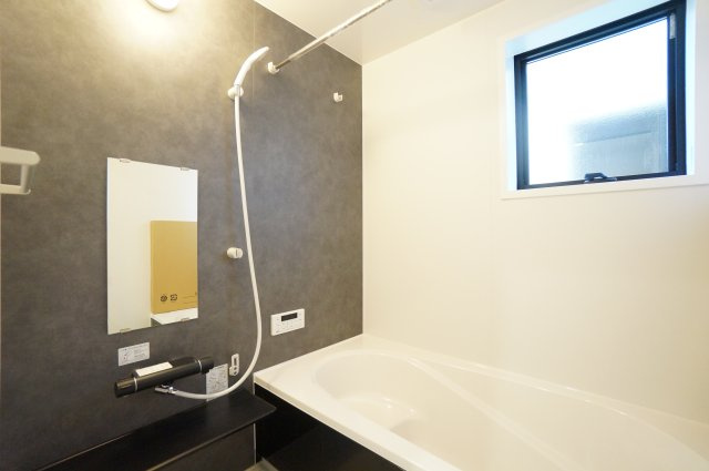 リーブルガーデン常滑市新浜町3丁目第3　1号棟の浴室|雨の日のお洗濯に大活躍な浴室乾燥機付！広々浴室1坪タイプで一日の疲れを癒すくつろぎのバスタイム♪