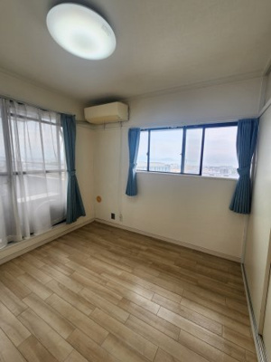【洋室】 | 鈴が峰第2住宅3号棟 | 4階　4.5帖洋室　２面窓あり明るい室内です