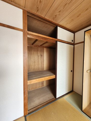 【その他】 | 鈴が峰第2住宅3号棟 | 天袋付き押入れ収納あり　奥行きがあり、たっぷり収納できます