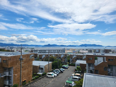 【展望】 | 鈴が峰第2住宅3号棟 | 眺望良好（令和7年9月現在）　瀬戸内海が見ます（広島市内方面への眺望）