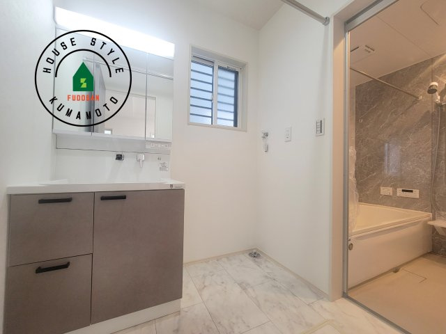 宇土市境目町第1-5棟（4号棟）の脱衣所|ゆとりの洗面スペースで朝の身支度もスムーズに。暮らしを快適に変えるシャワー付洗面台です！