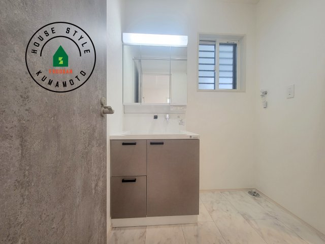 宇土市境目町第1-5棟（4号棟）の独立洗面台|毎日使うものだから清潔な空間を保ちたい水回り。洗面にはそんな願いを解消させてくれる収納アイデアが満載です。三面鏡の裏側にはキャビネットが現れ小物から背の高い物まで収納できます。