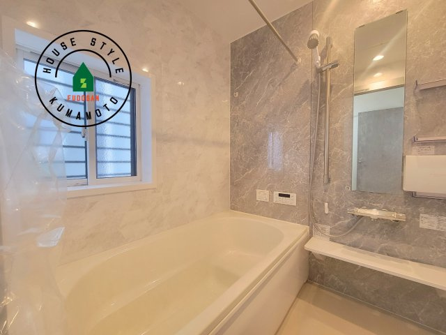 宇土市境目町第1-5棟（4号棟）の浴室|1日の疲れを癒してくれる広々バスルーム。雨の日のお洗濯にも大活躍な浴室乾燥機付です！