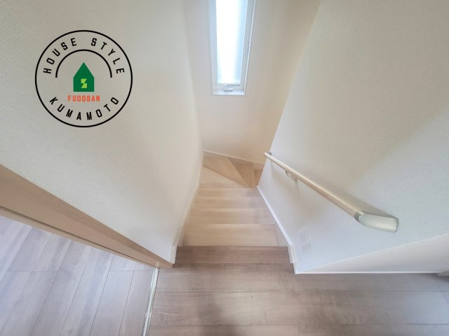 宇土市境目町第1-5棟（4号棟）の内装|＜手すり付階段＞手すりがないと階段の昇り降りで危険なことはもちろん、壁に手をつきながら歩くことで壁紙が汚れやすくなります。すべての方に快適に昇り降りしていただくため、手すりを設置しました。