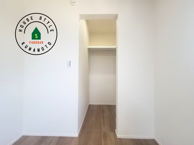 宇土市境目町第1-5棟（4号棟）の収納|洋服や大きな荷物が多い方や人数の多いご家族などは、一般的なクローゼットよりもウォークインクローゼットのほうが使い勝手が良いです。